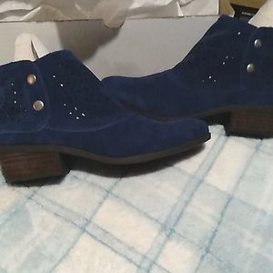 Baretraps Blue Suede Boots. 7.5W. NIB